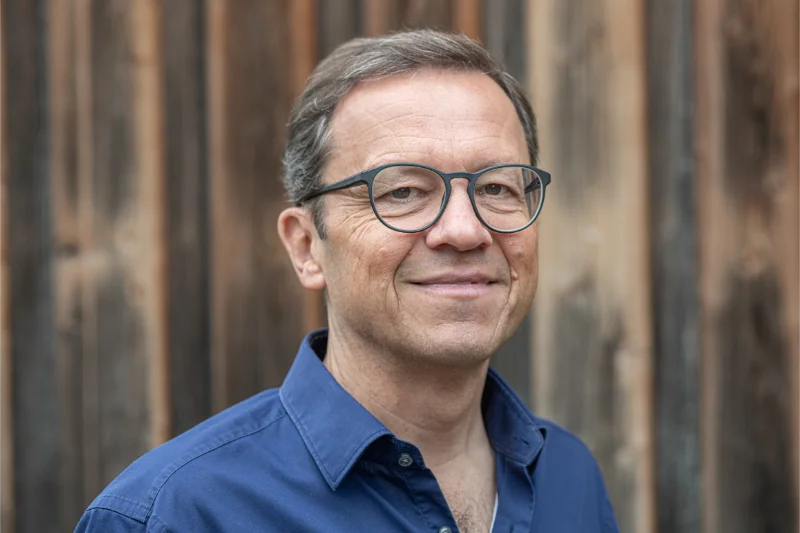 Michi Huber, Dipl. Ing. Maschinenbau, Dipl. Ing. Bauingenieur, Energieberater (HWK), Sachverständiger für die Bewertung von Bebauten und unbebauten Grundstücken (TÜV), Geschäftsführer